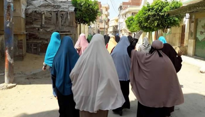 مسيرة لـ "نساء ضد الانقلاب" بحوش عيسي تحيي ذكري مجزرة رابعة وسيارة الترحيلات