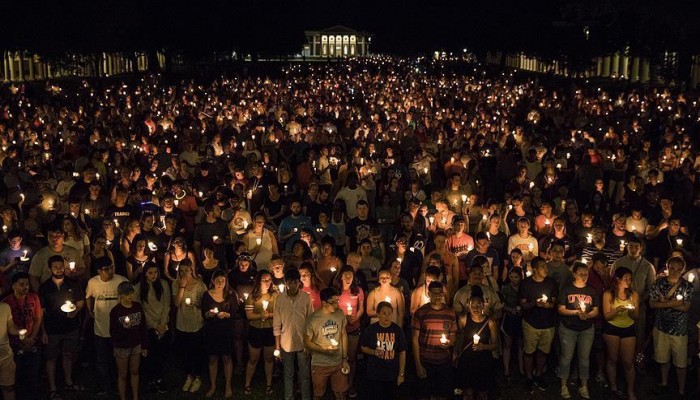 تظاهرة حاشدة في شارلوتسفيل الأمريكية احتجاجا على أحداث العنف والعنصرية