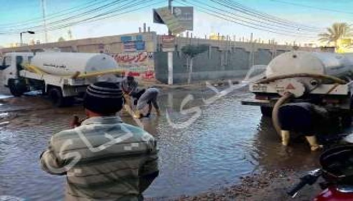 مياه الشرب تغرق الشوارع بإيتاى البارود، والأهالى"مش لاقينها فى بيوتنا"