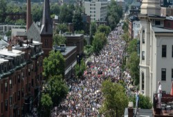 عشرات آلاف من الأميركيين يتظاهرون ضد العنصرية