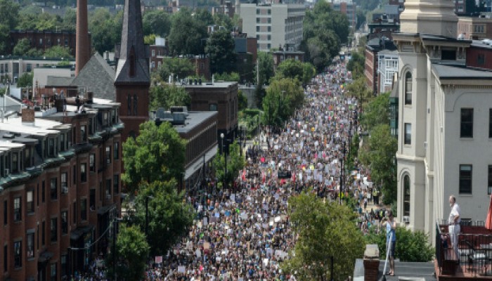 عشرات آلاف من الأميركيين يتظاهرون ضد العنصرية