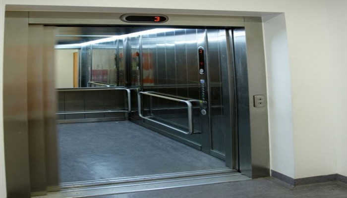 "أسانسير" مستشفى يقسم جسد سيدة لنصفين في حادث مروع