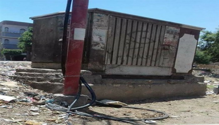 كارثة.. كابلات ضغط عال خارج محول كهربائي بإحدى قرى أسيوط