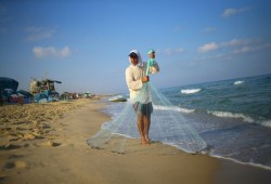 رسالة في زجاجة من جزيرة رودس اليونانية إلى شاطئ غزة