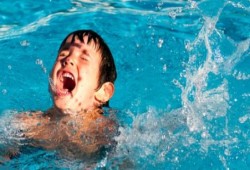 5 أخطاء تقع فيها الأمهات تتسبب في غرق الأطفال