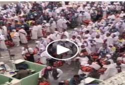 حجاج من إندونسيا في مطار المدينة المنورة ينشدون فرحا لوصولهم لمدينة رسول الله