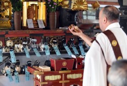 بعد ارتفاع أجور الكهنة.. روبوت يردد ترانيم بوذية خلال الجنائز في اليابان