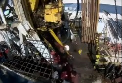 شاهد.. لحظة تعرض ثلاثة مهندسين بترول لحادث مروع