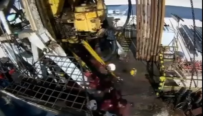 شاهد.. لحظة تعرض ثلاثة مهندسين بترول لحادث مروع