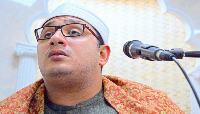 بالفيديو.. قارئ قرآن يُرغَم على التلاوة تحت تهديد السلاح