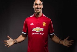 إبراهيموفيتش يفاجئ الجميع ويجدد تعاقده مع مانشستر يونايتد