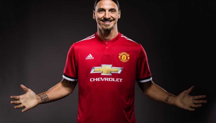 إبراهيموفيتش يفاجئ الجميع ويجدد تعاقده مع مانشستر يونايتد