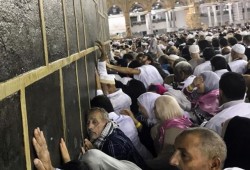 أكثر من مليون حاج في الكعبة يلهجون بالدعاء وأعينهم تفيض بالدمع