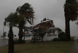 ترامب يعلن الطوارئ في ولاية تكساس عقب إعصار "هارفي"