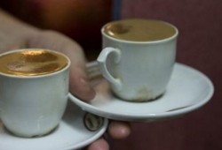 دراسة.. القهوة تعزز الرغبة في تناول الحلويات وتساهم في زيادة الوزن