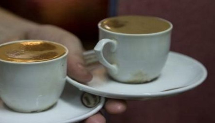 دراسة.. القهوة تعزز الرغبة في تناول الحلويات وتساهم في زيادة الوزن