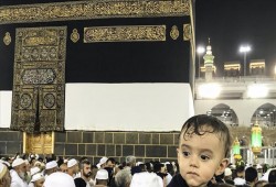 الكعبة المشرفة تستعد لارتداء كسوتها الجديدة وسط ابتهالات الملبين