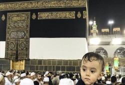 الكعبة المشرفة تستعد لارتداء كسوتها الجديدة وسط ابتهالات الملبين