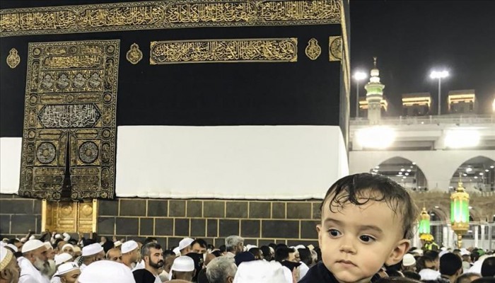الكعبة المشرفة تستعد لارتداء كسوتها الجديدة وسط ابتهالات الملبين