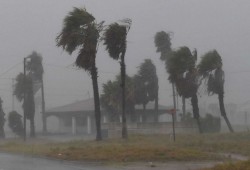 الإعصار "هارفي" يعزل كبرى مدن ولاية تكساس الأمريكية