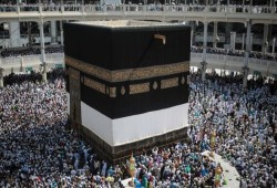 حجاج بيت الله يواصلون التوافد إلى مكة المكرمة