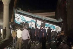 مصرع 14 شخصا وإصابة 42 آخرين فى حادث تصادم أتوبيس وسيارة ببنى سويف