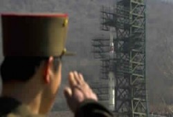 كوريا الشمالية تطلق صاروخ بالستي فوق اليابان