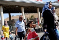 44  ألف لاجئ سوري عبروا من الحدود التركية الى بلادهم