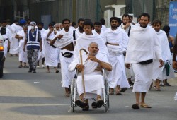 حجاج بيت الله يتدفقون إلى "منى" لقضاء يوم التروية