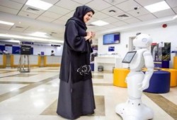 أول روبوت ناطق باللغة العربية يقدم الخدمات للعملاء في بنك بالإمارات