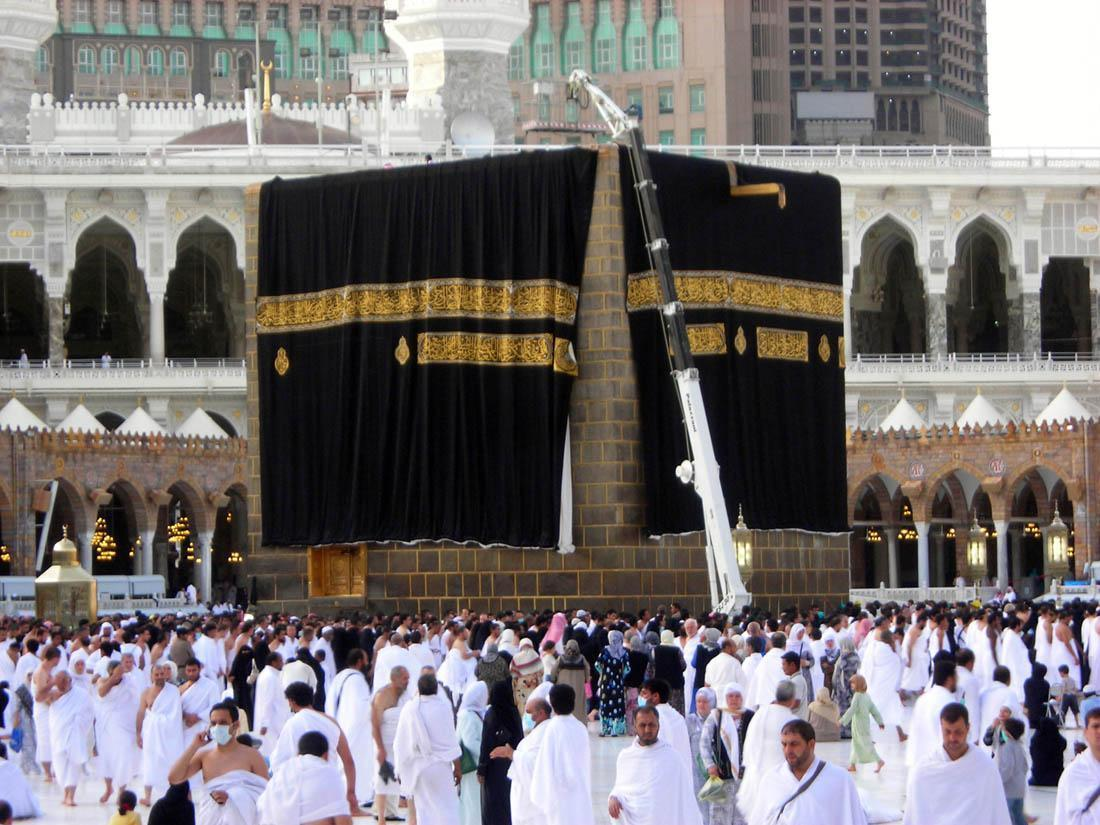 الكعبة المشرفة ترتدي كسوتها الجديدة فجر الخميس
