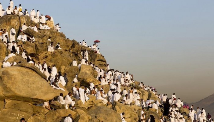 ضيوف الرحمن يصعدون إلى "منى" وطلائعهم تصل "عرفات"