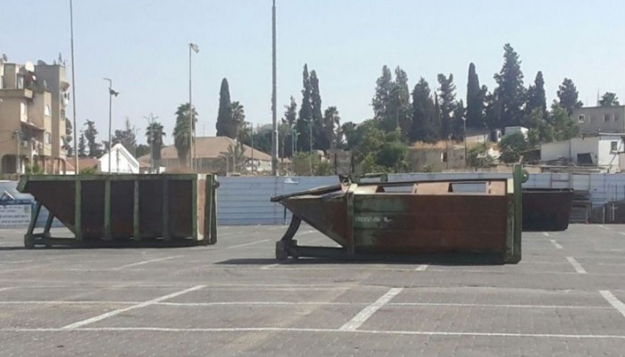 "دولة الاحتلال" تقتل فرحة عيد الأضحى في "اللد" بحاويات القمامة!