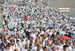 حجاج بيت الله الحرام يفدون إلى منى ويرمون جمرة العقبة