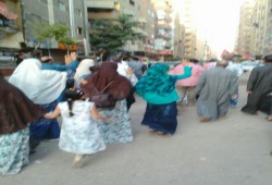 أهالي الجيزة يؤدون صلاة عيد الأضحى المبارك رافعين شعار رابعة