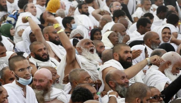 الحجاج يواصلون رمي الجمرات.. والمتعجلون يختتمون المناسك