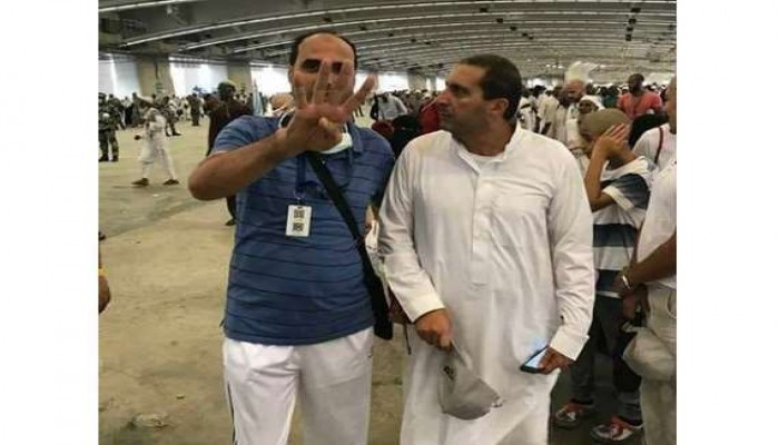 الانقلابي "عمرو خالد" يرد على رافع شعار "رابعة" بجانبه .. بالسُباب!!