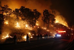 كارثة جديدة بأمريكا.. حرائق هائلة وإخلاء لآلاف المنازل