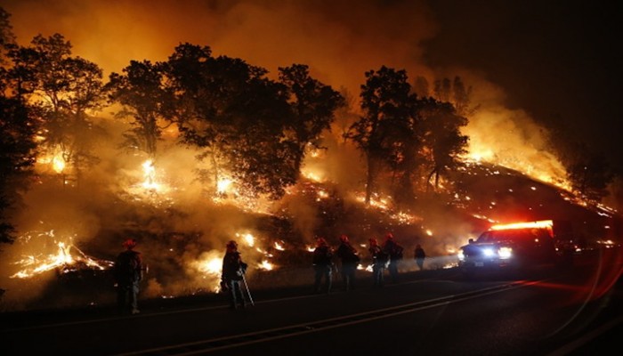كارثة جديدة بأمريكا.. حرائق هائلة وإخلاء لآلاف المنازل