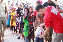 الهلال الأحمر التركي يوزع آلاف الحصص من لحوم الأضاحي في 32 بلدا