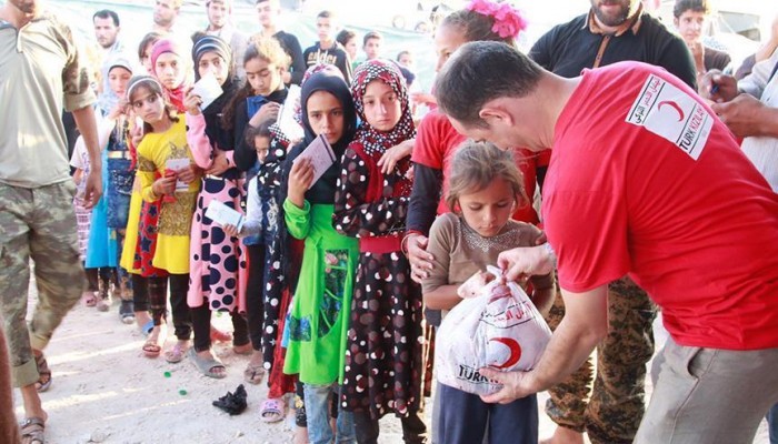 الهلال الأحمر التركي يوزع آلاف الحصص من لحوم الأضاحي في 32 بلدا