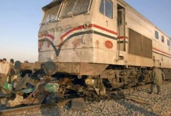 حادث جديد.. تصادم قطار بسيارة ربع نقل على مزلقان بالمنيا