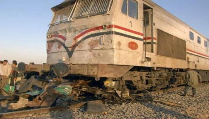 حادث جديد.. تصادم قطار بسيارة ربع نقل على مزلقان بالمنيا