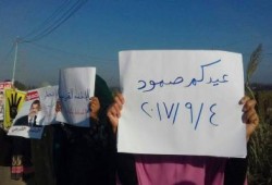 سلسلة بشرية لنساء ضد الانقلاب بقرية أم الرضا