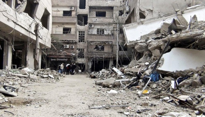 نظام الأسد يقصف سوقاً بغوطة دمشق ويصيب 15 مدنياً