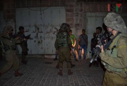 الاحتلال يعتقل 18 فلسطينياً خلال حملة مداهمات بـ"الضفة"