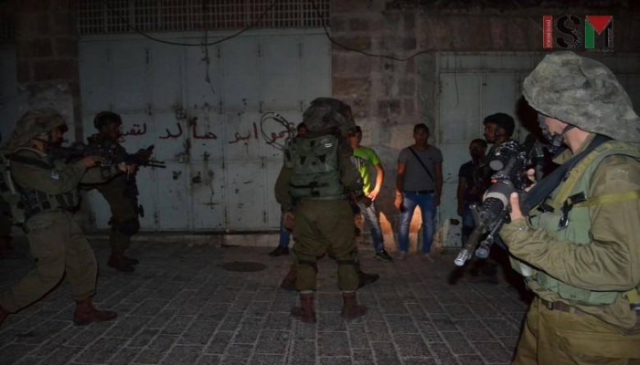 الاحتلال يعتقل 18 فلسطينياً خلال حملة مداهمات بـ"الضفة"