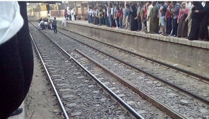 تكدس المسافرين على رصيف محطة مصر بسبب تأخر 4 قطارات