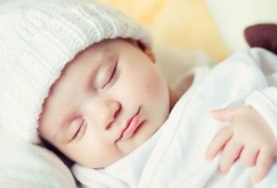 ترضعين طفلك أحياناً وأنتِ نائمة؟ احذري فقد يتعرض للاختناق أو الموت!