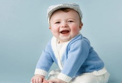 9 عادات مضرة عند رعاية الرضيع أو ملاعبته